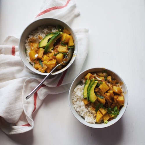 themilkywhiteway:  Hello new followers! 👋🏻 super honoured to have been featured on Instagram for this weeks #whpcolourfulcooking. Spicy potato onion curry with avocado on rice for lunch on a sunny autumn day.