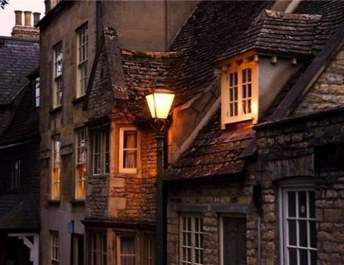 sheisstrangerthanfiction:Autumn Days – A Streetlamp Illuminating Stone Buildings, Stamford, UK by Gl