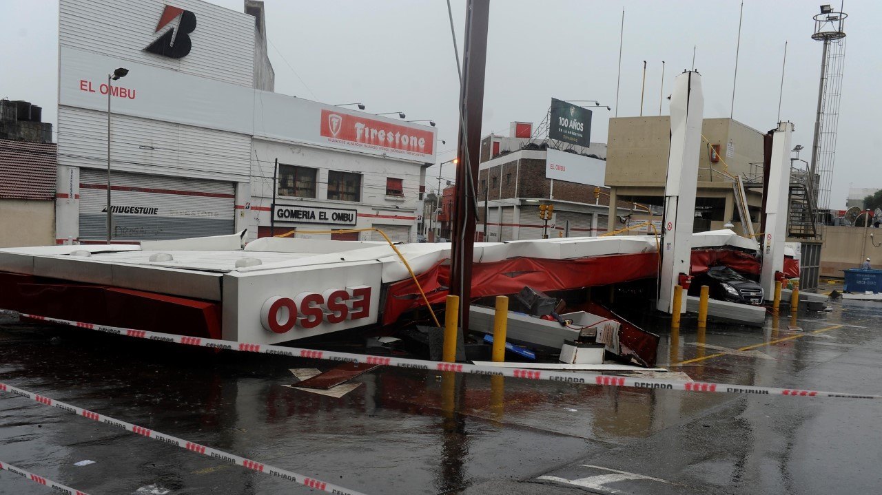 DESTROZOS POR EL TEMPORAL. El temporal desatado entre la noche del sábado y las primeras horas del domingo en la Ciudad de Buenos Aires y gran parte del conurbano provocó inundaciones y destrozos por la caída de granizo. Fuertes vientos provocaron la...