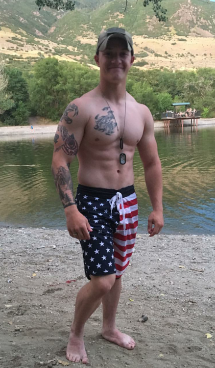 rednecksmoker:  chettbro: Army Abs N Pecs adult photos