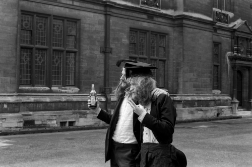 hotsenator:A Photographer Captures Oxford University in the 1970s. On the campus of Oxford Universit