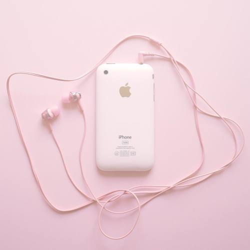 kaoruhasegawaartworks:古いiPhoneをiPodとして使っている 丸っこいから好き☺️