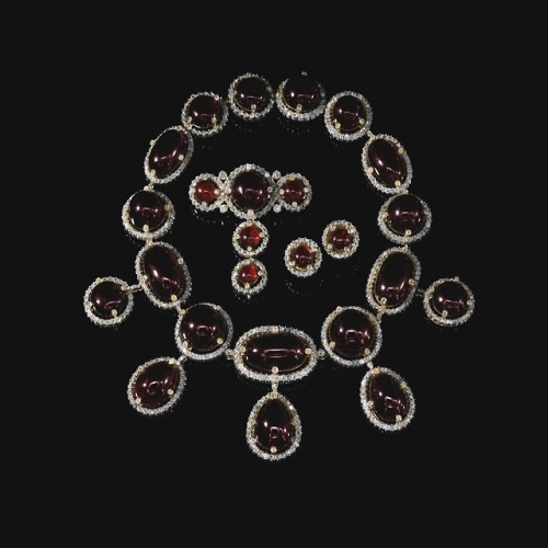 jeweliciousone:Garnets &amp; Diamonds