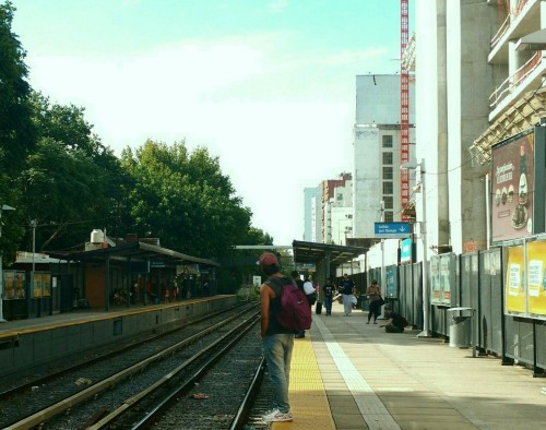 Día archivado Estación Vicente LópezAlguien desafía la línea amarilla Mitad delantera de su zapato f