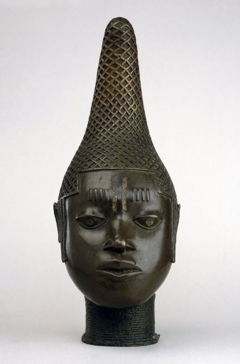 Figure (female head) made of bronze, iron.