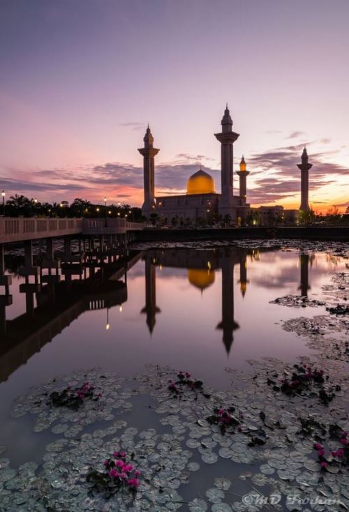 Bukit Jelutong Mosque / Malaysia (by Md Farhan).