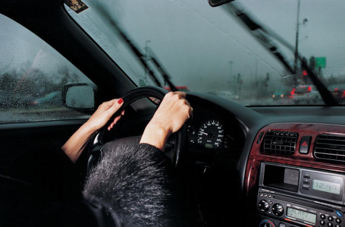 aizea:  My Mother Drives Me in the Rain, 2000 Elinor Carucci 