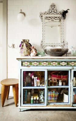 apartmenttherapy:  The Bohemian Bathroom: