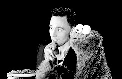 loveleedunk:  Tom Hiddleston helps Cookie Monster learn about self-control (x)  i will make cookie , 