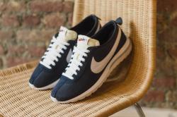 Nike again combines the iconic lines of the original Cortez runner with the modern comfort of the Roshe One.
The Roshe Cortez SP x FRAGMENT is now available in store for € 109,95.