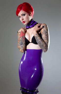 latexpics:  Model Červená Fox [ tumblr