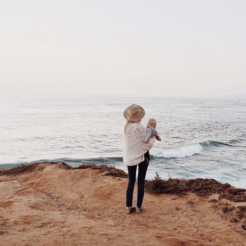 chasingoz:I want my baby to see the ocean and to marvel at how vast it is and how far it stretches. 