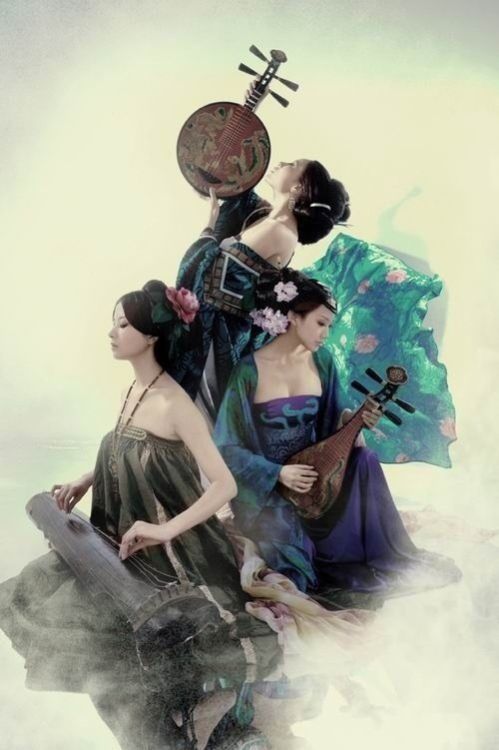 fuckyeahchinesefashion:  chinese instruments top to bottom: zhongruan 中阮, liuqin 柳琴, guqin 古琴