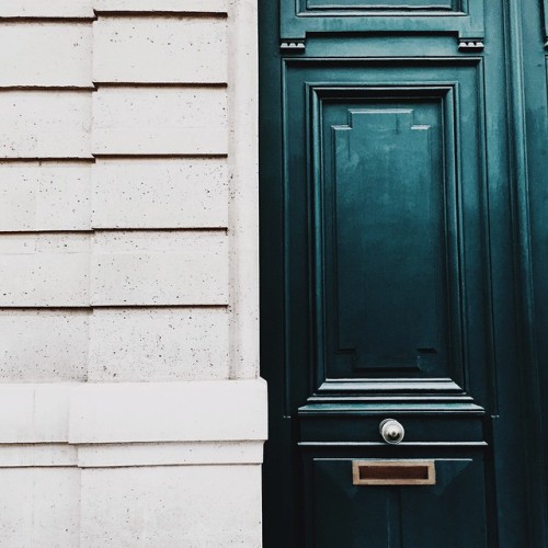 adamgalla: Pretending this is my #Paris flat. Bonsoir (at Avenue des Champs-Élysées)