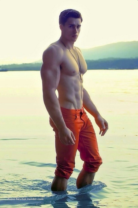 menrpigs:  Damn he’s got one hot od!