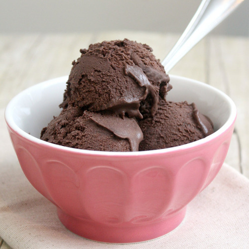 kiss1ng:  ilufood:  Chocolate-Raspberry Ice Cream   yum 