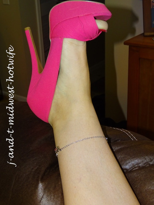 pervcouple-nxtdoor: Happy Hotwife Tuesday!  @j-and-t-midwest-hotwife Wow always love her pics. Such 