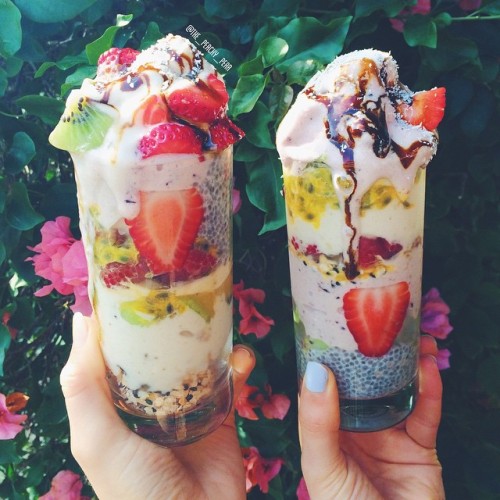 the-peachy-pear: Fruity parfaits 2 ways made with banana icecream, fresh fruit, chia pudding and fig