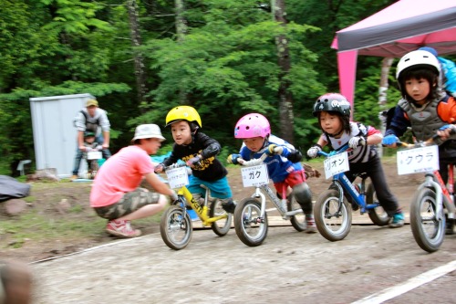 ybp-project: YBPにて、初めて開催したランニングバイク大会、YBP KIDS CUPの様子です。 雨が降る中、キッズたちががんばりました！ 第２回は、2014年９月６日に開催予定です！