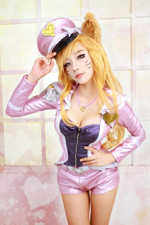 cosplayandanimes:  Popstar Caitlyn and Popstar Ahri - League of Legends source