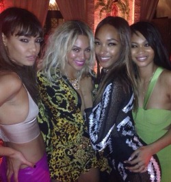 girlsluvbeyonce:  Joan Smalls, Beyoncé, Jourdan Dunn and Chanel Iman at the Versace Mansion (Dec 31) 
