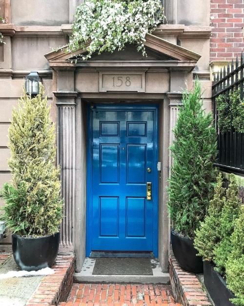 habituallychic:Someone wake me up when it’s finally spring. #nyc #doorsofinstagram #uppereastside(at