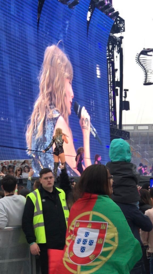 @taylorswift Drawing A 13 On Her Hand For Her 13th Show Of The Reputation Stadium Tour Is ICONIC !! @taylorswift
