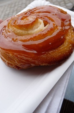 heygingergirl:  basilgenovese:  Crispy Pastry with Caramel Fondant (via Gloubi Blog)  F me…  Breakfast!