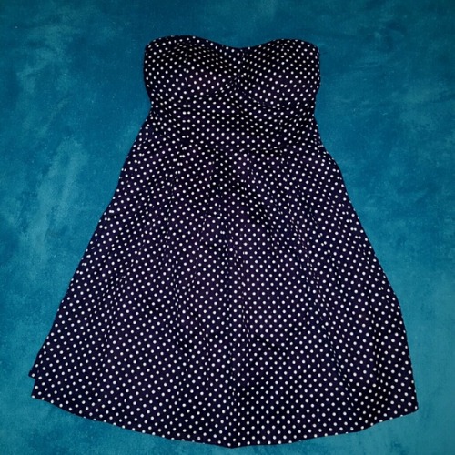 Cute, perfect summer dress thats great for any event. Add a cardigan for a more formal look or leave