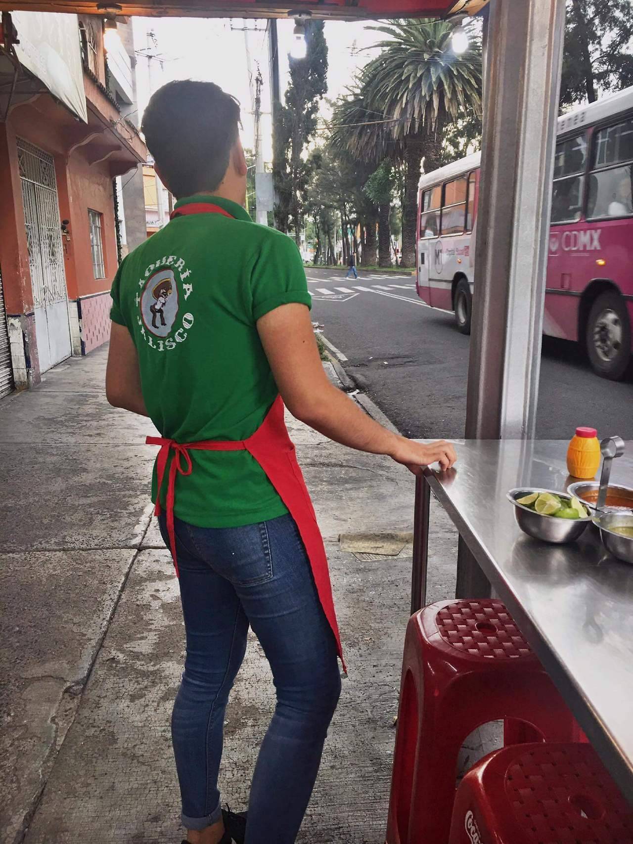 go-pumas:  guyscollector:  -De qué sus tacos wero? -De chorizo 😍  After selling
