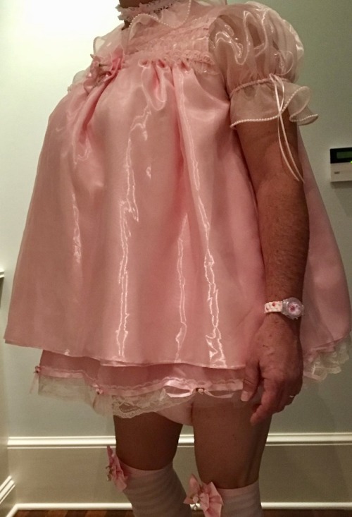 bulkydiaperboy:Pinky Pinky Pinky.  And of course, a babygirl has to have big diapers and pink plasti