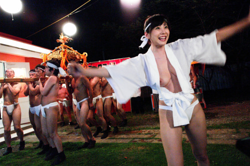 bellechamber:  Yuma Asami麻美ゆま Wonderful Japanese “MATSURI” ! I missed this. Yuma seem really enjoying “MATSURI” and “gangbang after MATSURI” !! Sooo nice :)