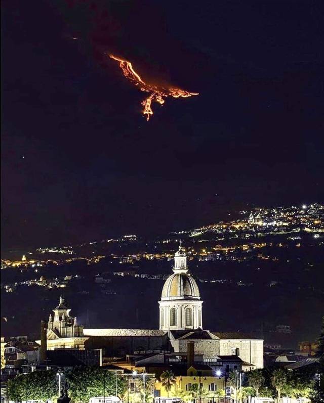 mutant-distraction:Eruption on Mount Etna (Sicily) gives the illusion of a Phoenix