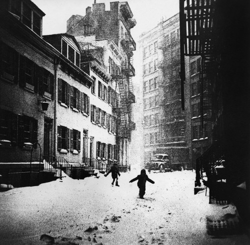 vintageeveryday:  Children play in the snow