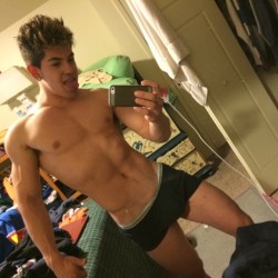 motdrobert2:  Follow me for Hot Guys, Str8 Kiks, Str8 Guy Snaps… *Send me selfies here, submit to me here, 