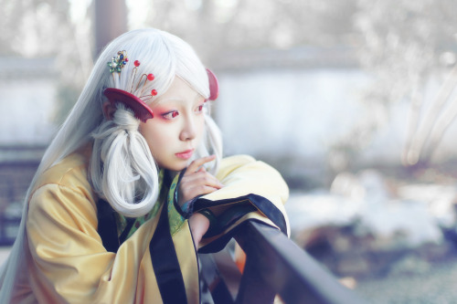 changan-moon:Girl wearing hanfu like costume(basically the same though it’s cosplay), origination is