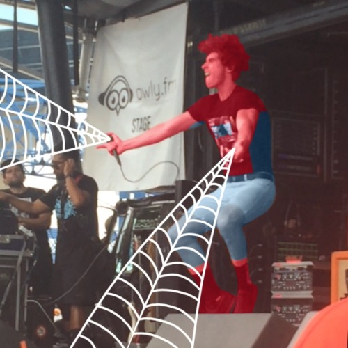 theinatorinator:I took this picture of Rob from @donbroco at Warped Tour and I couldn’t resist@thein