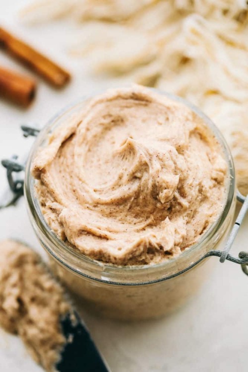 foodffs:CINNAMON HONEY BUTTER (BETTER THAN TEXAS ROADHOUSE BUTTER)Follow for recipesIs this how you 