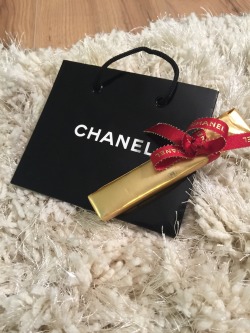 seductr3ss:  Even Chanel’s beauty holiday wrapping is gorgeous. 😩