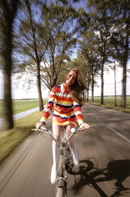babes-on-bicycles: Babe on Bicycle
