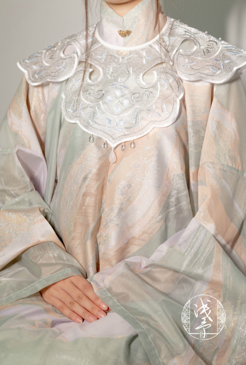 hanfugallery:Traditional Chinese hanfu by 浅予 原创国风工作室 | 云肩 yunjianThe Yun Jian/云肩, or Cloud Collar, i