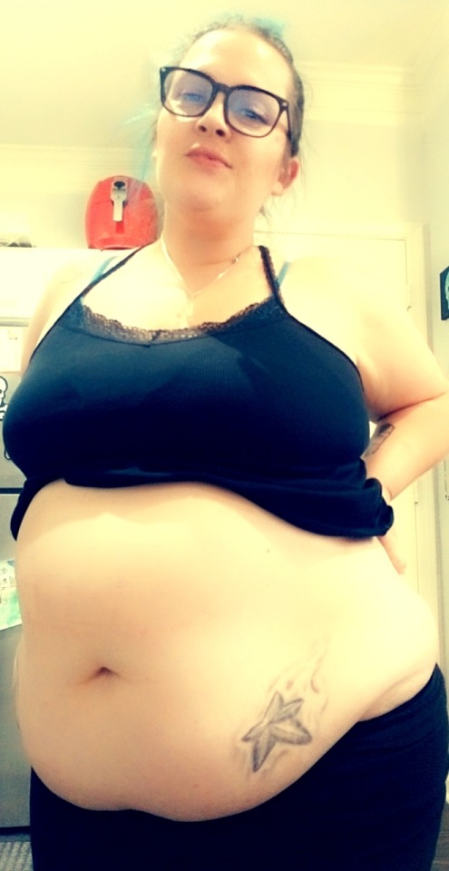 XXX plump-mermaid:A happy girl with a happy belly. photo