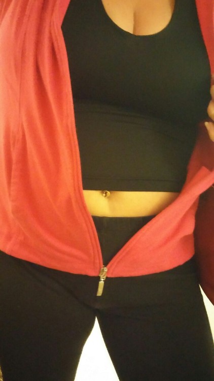 shyhousewife:  I had to get dressed and go to the store…photo op.  Lol