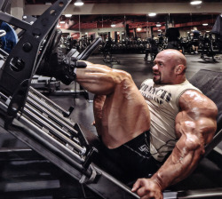 drwannabe:  Branch Warren’s insane quads