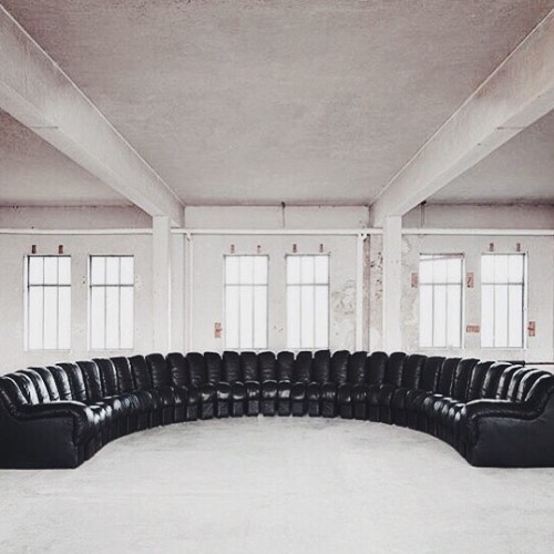 20cmodern: “The iconic ‘DS-600’ sofa by De Sede (1972) #desede #galeriedemini” by @galeriedemini on