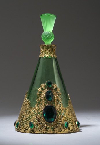 HOFFMAN perfume bottle, circa 1920s, in clear and frosted green crystal, with unusual lace metalwork
