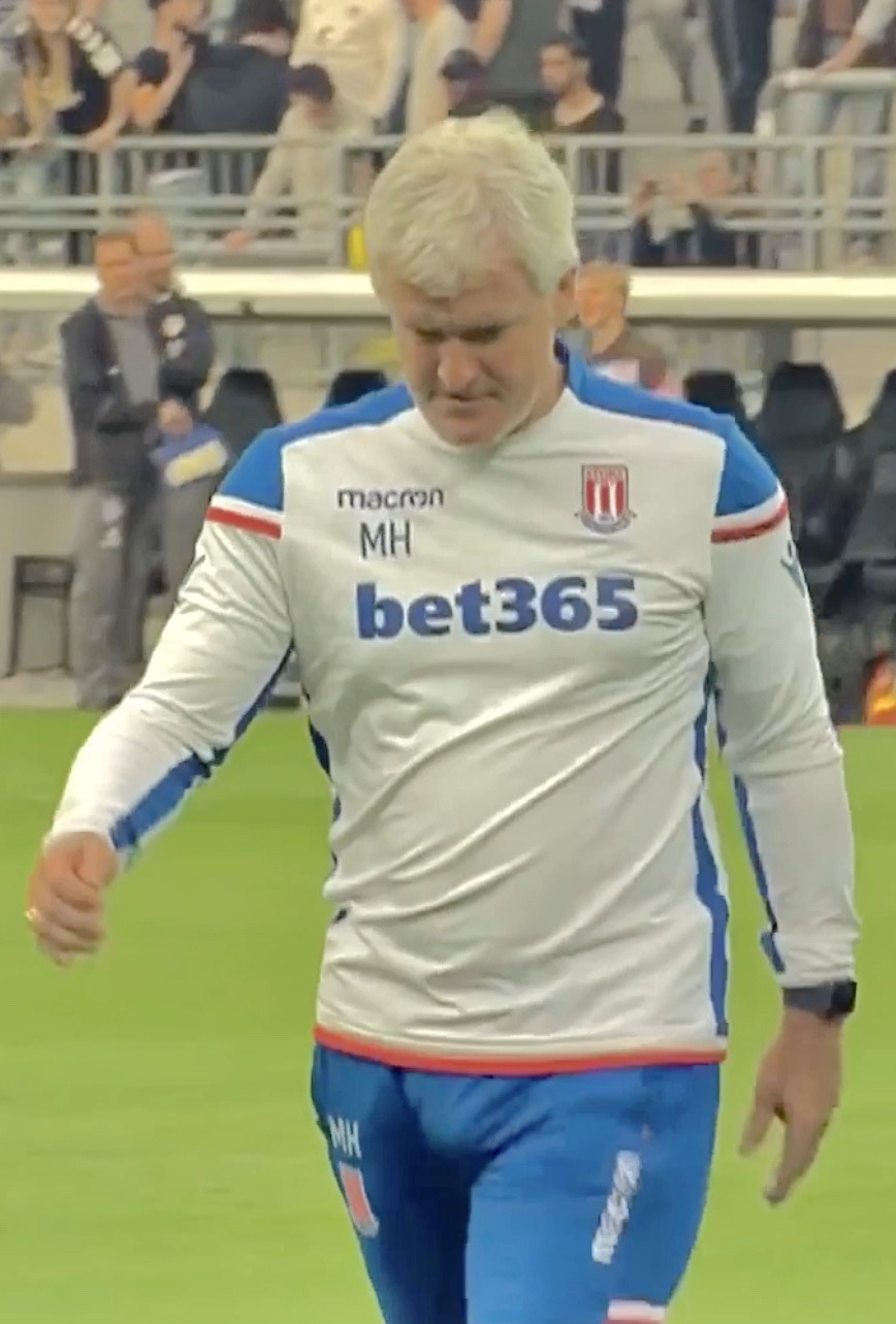 jmou10-deactivated20220809:Mark Hughes bulging in a tracksuit 🥵🍆