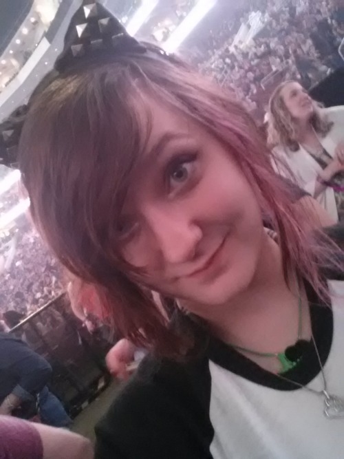 miau-mixed:  For the anon ; Me at the maroon 5 concert on Thursday (: