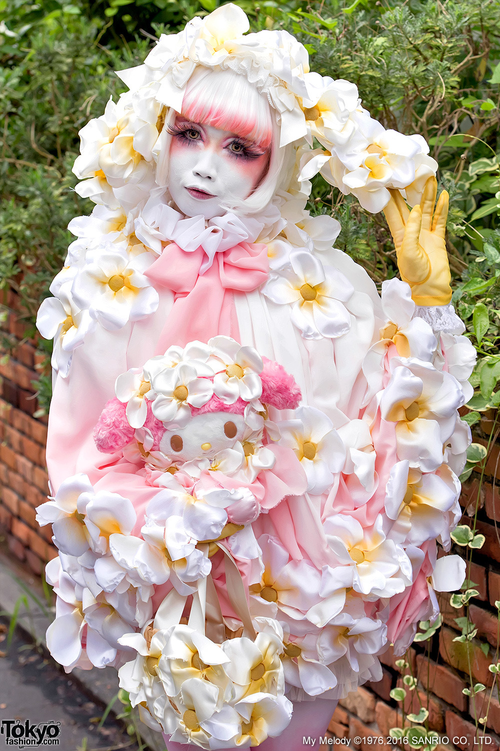 tokyo-fashion:  Japanese shironuri artist Minori. on the street in Harajuku wearing