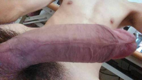 phoebe85415: 深夜不睡的大屌異男弟弟 瘦瘦的 下面居然那麼巨大 至於影片有很多段 一樣反應好放上噴噴影片 Bf的也是向左lol